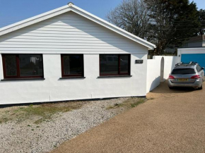 Cheerful 4 Bedroom Bungalow, Garden & Free Parking